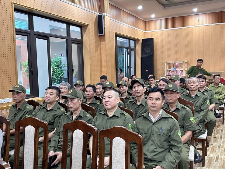 HỘI NGHỊ TẬP HUẤN KỸ NĂNG ĐIỀU KHIỂN, PHÂN LUỒNG GIAO THÔNG VÀ HỖ TRỢ GIẢI QUYẾT MỘT SỐ TÌNH HUỐNG KHI THAM GIA ĐẢM BẢO TTATGT ĐỐI VỚI LỰC LƯỢNG THAM GIA BẢO VỆ TRẬT TỰ Ở CƠ SỞ TRÊN ĐỊA BÀN XÃ ĐẠI THANH VÀ XÃ NGỌC HỒI.- Ảnh 6.