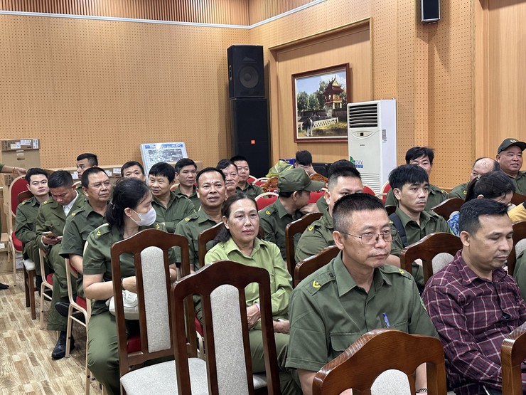 HỘI NGHỊ TẬP HUẤN KỸ NĂNG ĐIỀU KHIỂN, PHÂN LUỒNG GIAO THÔNG VÀ HỖ TRỢ GIẢI QUYẾT MỘT SỐ TÌNH HUỐNG KHI THAM GIA ĐẢM BẢO TTATGT ĐỐI VỚI LỰC LƯỢNG THAM GIA BẢO VỆ TRẬT TỰ Ở CƠ SỞ TRÊN ĐỊA BÀN XÃ ĐẠI THANH VÀ XÃ NGỌC HỒI.- Ảnh 7.