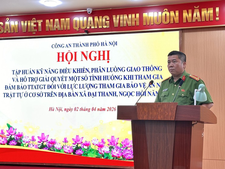HỘI NGHỊ TẬP HUẤN KỸ NĂNG ĐIỀU KHIỂN, PHÂN LUỒNG GIAO THÔNG VÀ HỖ TRỢ GIẢI QUYẾT MỘT SỐ TÌNH HUỐNG KHI THAM GIA ĐẢM BẢO TTATGT ĐỐI VỚI LỰC LƯỢNG THAM GIA BẢO VỆ TRẬT TỰ Ở CƠ SỞ TRÊN ĐỊA BÀN XÃ ĐẠI THANH VÀ XÃ NGỌC HỒI.- Ảnh 1.