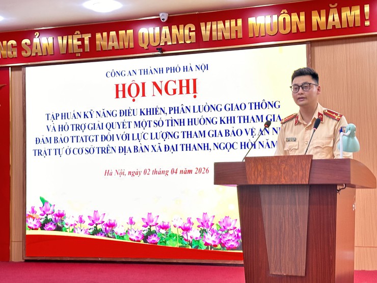HỘI NGHỊ TẬP HUẤN KỸ NĂNG ĐIỀU KHIỂN, PHÂN LUỒNG GIAO THÔNG VÀ HỖ TRỢ GIẢI QUYẾT MỘT SỐ TÌNH HUỐNG KHI THAM GIA ĐẢM BẢO TTATGT ĐỐI VỚI LỰC LƯỢNG THAM GIA BẢO VỆ TRẬT TỰ Ở CƠ SỞ TRÊN ĐỊA BÀN XÃ ĐẠI THANH VÀ XÃ NGỌC HỒI.- Ảnh 4.