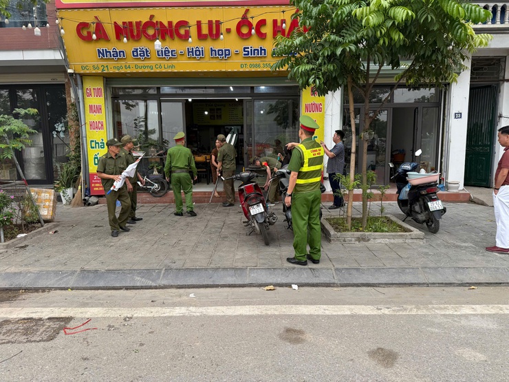 PHƯỜNG LONG BIÊN TỔ CHỨC RA QUÂN XỬ LÝ VI PHẠM TRẬT TỰ ĐÔ THỊ TẠI PHỐ TRẠM, ĐƯỜNG CỔ LINH- Ảnh 4.