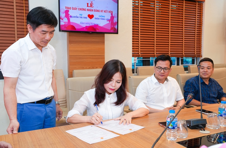 UBND xã Quốc Oai tổ chức Lễ trao Giấy chứng nhận kết hôn cho các cặp đôi- Ảnh 3.