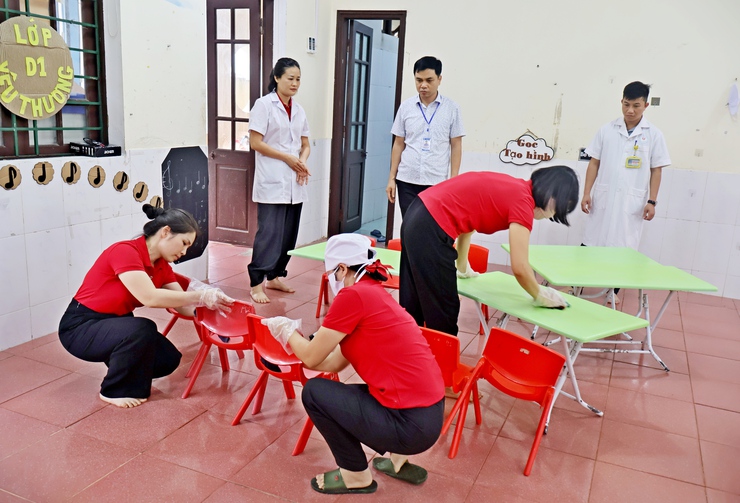 Xã Đoài Phương vệ sinh môi trường, khử khuẩn phòng, chống bệnh tay chân miệng- Ảnh 3.