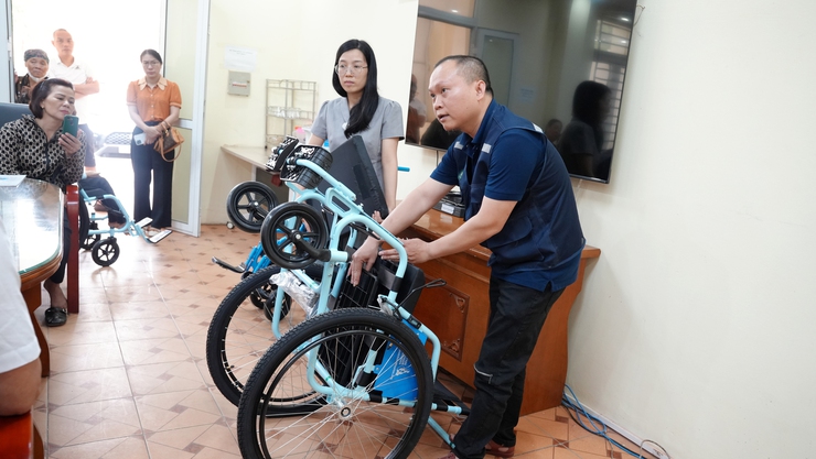 12 người khuyết tật phường Yên Nghĩa và Dương Nội được trao tặng xe lăn- Ảnh 3.