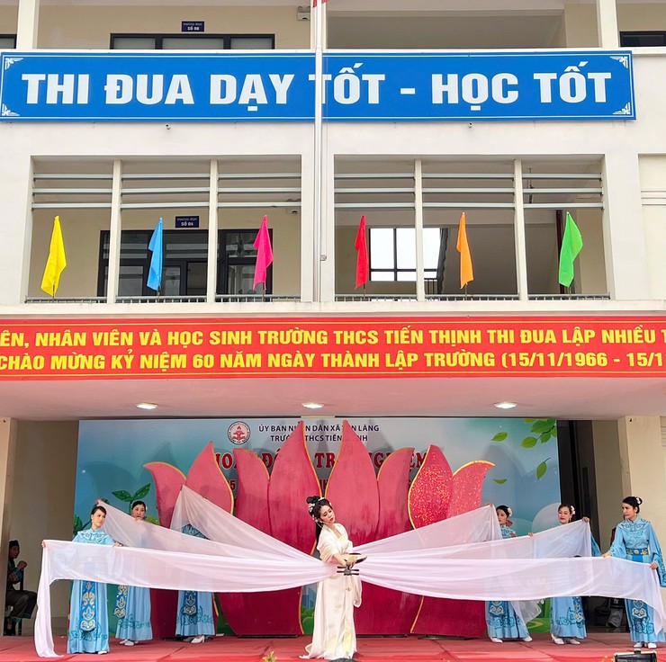 BIỂU DIỄN NGHỆ THUẬT CẢI LƯƠNG “TRUYỆN KIỀU” TẠI TRƯỜNG THCS PHẠM HỒNG THÁI VÀ TRƯỜNG THCS TIẾN THỊNH, XÃ YÊN LÃNG, THÀNH PHỐ HÀ NỘI- Ảnh 3.