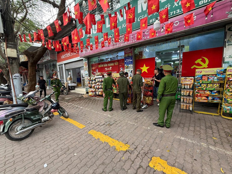 PHƯỜNG LONG BIÊN TỔ CHỨC RA QUÂN XỬ LÝ VI PHẠM TRẬT TỰ ĐÔ THỊ TẠI PHỐ TRẠM, ĐƯỜNG CỔ LINH- Ảnh 1.