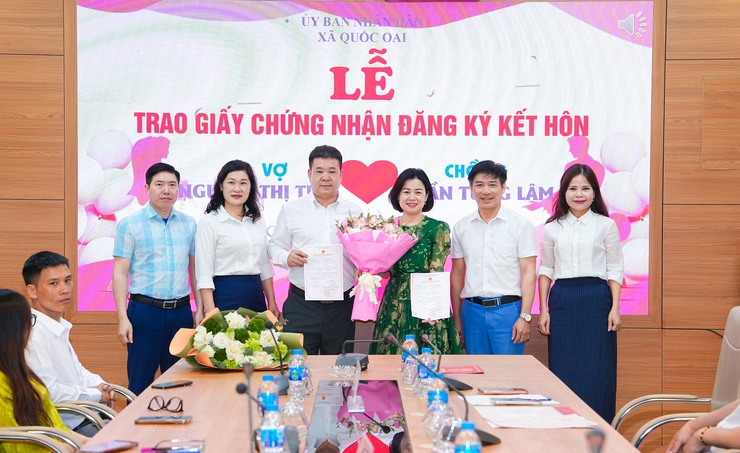 UBND xã Quốc Oai tổ chức Lễ trao Giấy chứng nhận kết hôn cho các cặp đôi- Ảnh 4.