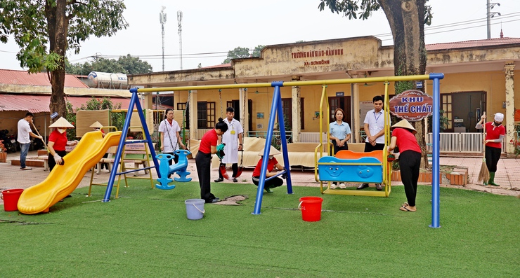 Xã Đoài Phương vệ sinh môi trường, khử khuẩn phòng, chống bệnh tay chân miệng- Ảnh 4.