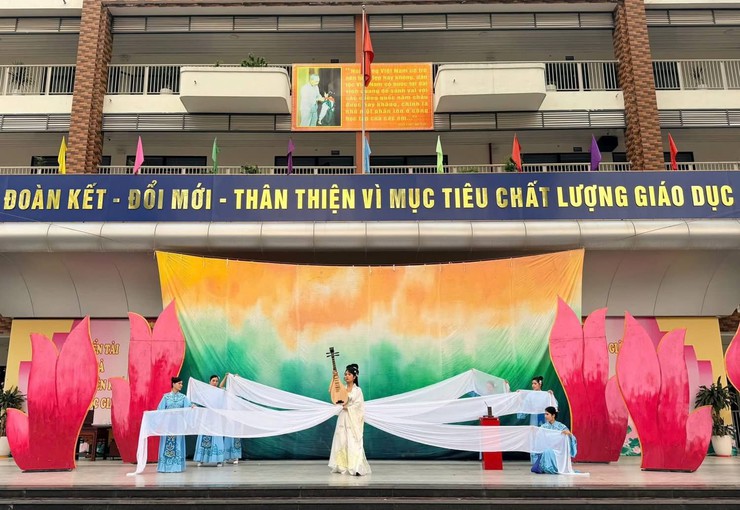 BIỂU DIỄN NGHỆ THUẬT CẢI LƯƠNG “TRUYỆN KIỀU” TẠI TRƯỜNG THCS PHẠM HỒNG THÁI VÀ TRƯỜNG THCS TIẾN THỊNH, XÃ YÊN LÃNG, THÀNH PHỐ HÀ NỘI- Ảnh 13.