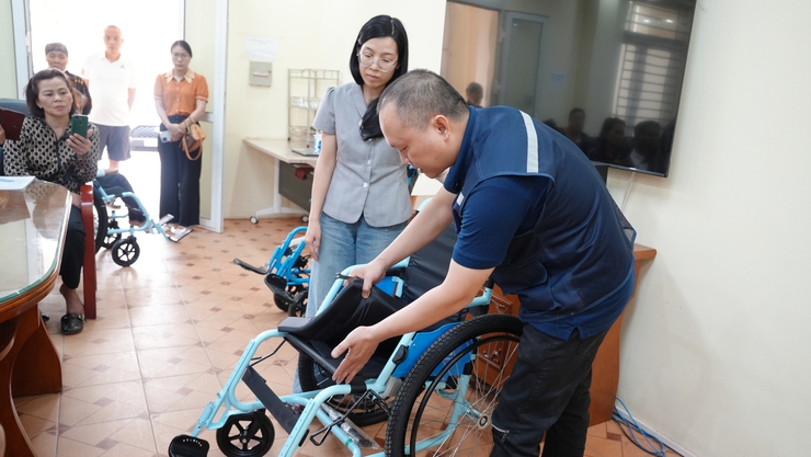 12 người khuyết tật phường Yên Nghĩa và Dương Nội được trao tặng xe lăn- Ảnh 2.