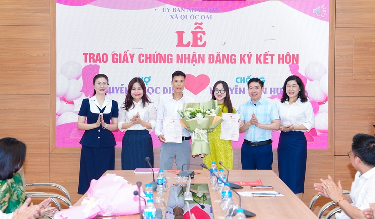 UBND xã Quốc Oai tổ chức Lễ trao Giấy chứng nhận kết hôn cho các cặp đôi- Ảnh 5.