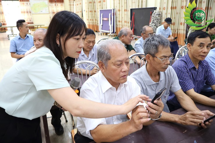 Chi bộ thôn Long Phú tổ chức sinh hoạt tháng 4/2026 gắn với tập huấn chuyển đổi số trong công tác Đảng- Ảnh 4.