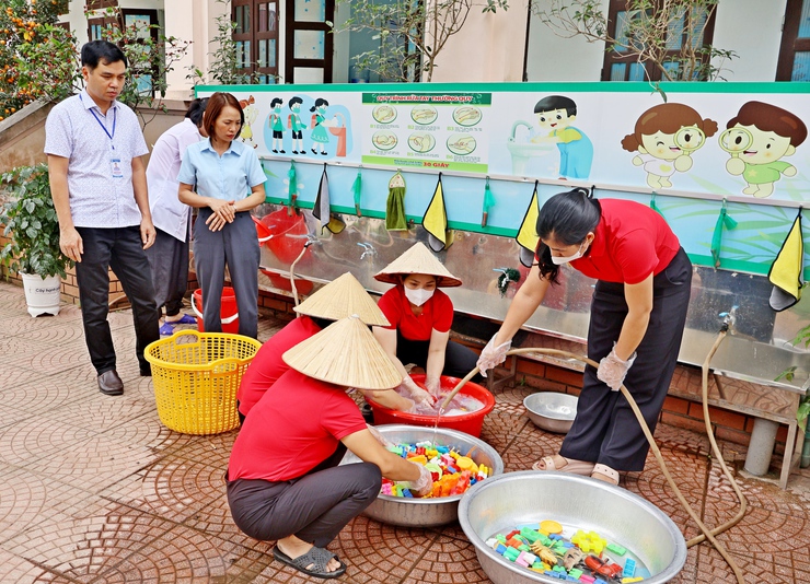 Xã Đoài Phương vệ sinh môi trường, khử khuẩn phòng, chống bệnh tay chân miệng- Ảnh 5.
