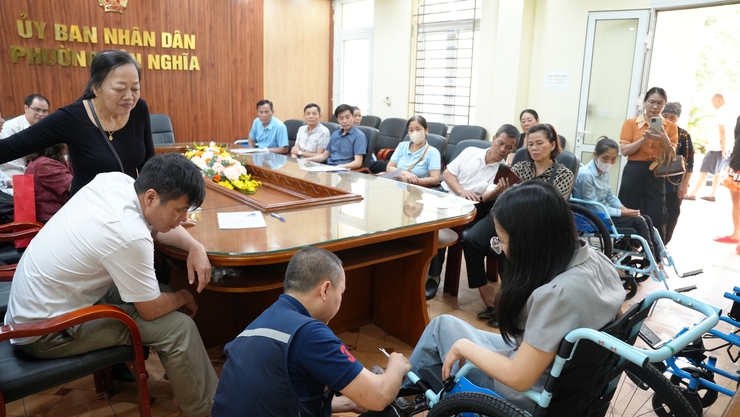 12 người khuyết tật phường Yên Nghĩa và Dương Nội được trao tặng xe lăn- Ảnh 4.