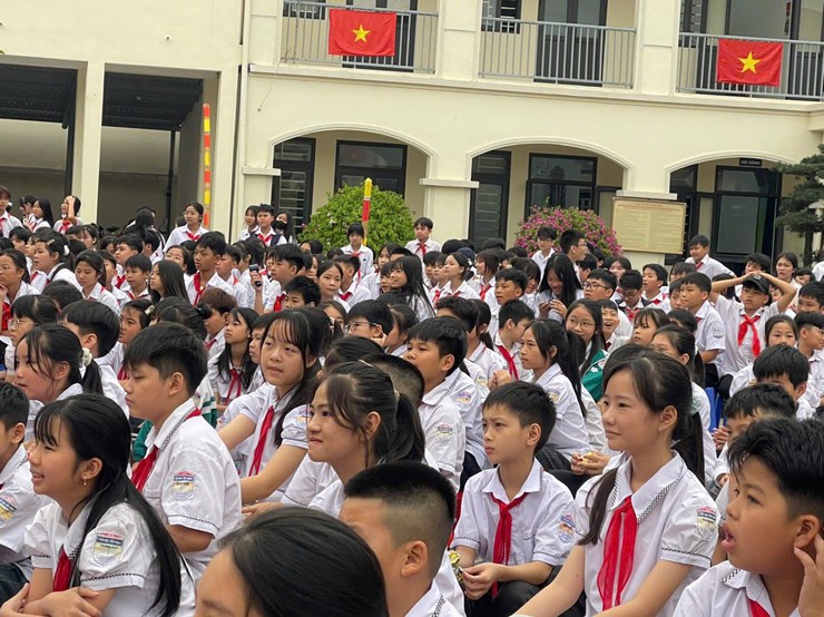 BIỂU DIỄN NGHỆ THUẬT CẢI LƯƠNG “TRUYỆN KIỀU” TẠI TRƯỜNG THCS PHẠM HỒNG THÁI VÀ TRƯỜNG THCS TIẾN THỊNH, XÃ YÊN LÃNG, THÀNH PHỐ HÀ NỘI- Ảnh 5.