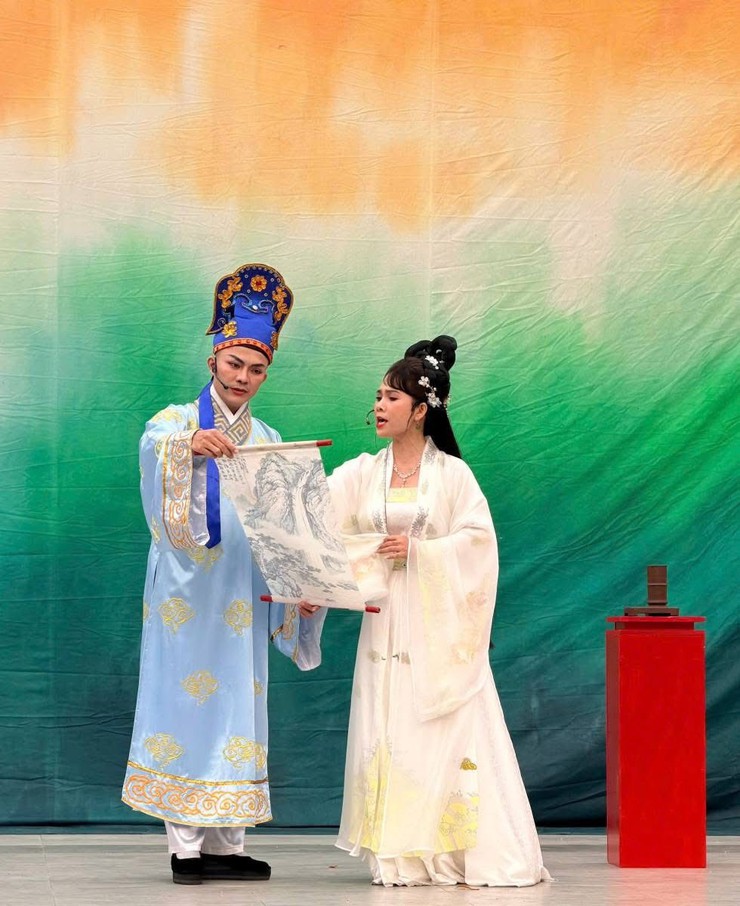 BIỂU DIỄN NGHỆ THUẬT CẢI LƯƠNG “TRUYỆN KIỀU” TẠI TRƯỜNG THCS PHẠM HỒNG THÁI VÀ TRƯỜNG THCS TIẾN THỊNH, XÃ YÊN LÃNG, THÀNH PHỐ HÀ NỘI- Ảnh 14.