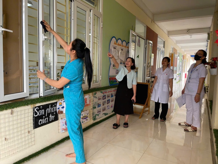 Xã Đoài Phương vệ sinh môi trường, khử khuẩn phòng, chống bệnh tay chân miệng- Ảnh 2.