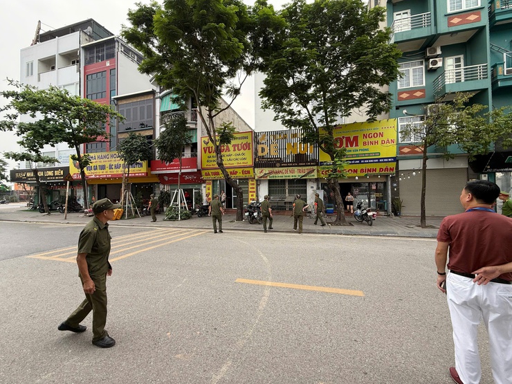 PHƯỜNG LONG BIÊN TỔ CHỨC RA QUÂN XỬ LÝ VI PHẠM TRẬT TỰ ĐÔ THỊ TẠI PHỐ TRẠM, ĐƯỜNG CỔ LINH- Ảnh 3.