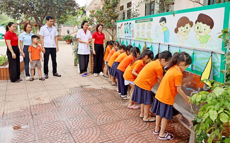 Xã Đoài Phương vệ sinh môi trường, khử khuẩn phòng, chống bệnh tay chân miệng- Ảnh 6.