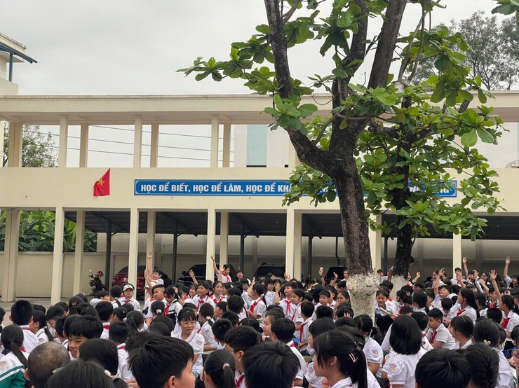 BIỂU DIỄN NGHỆ THUẬT CẢI LƯƠNG “TRUYỆN KIỀU” TẠI TRƯỜNG THCS PHẠM HỒNG THÁI VÀ TRƯỜNG THCS TIẾN THỊNH, XÃ YÊN LÃNG, THÀNH PHỐ HÀ NỘI- Ảnh 6.