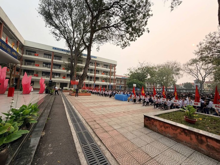 BIỂU DIỄN NGHỆ THUẬT CẢI LƯƠNG “TRUYỆN KIỀU” TẠI TRƯỜNG THCS PHẠM HỒNG THÁI VÀ TRƯỜNG THCS TIẾN THỊNH, XÃ YÊN LÃNG, THÀNH PHỐ HÀ NỘI- Ảnh 15.