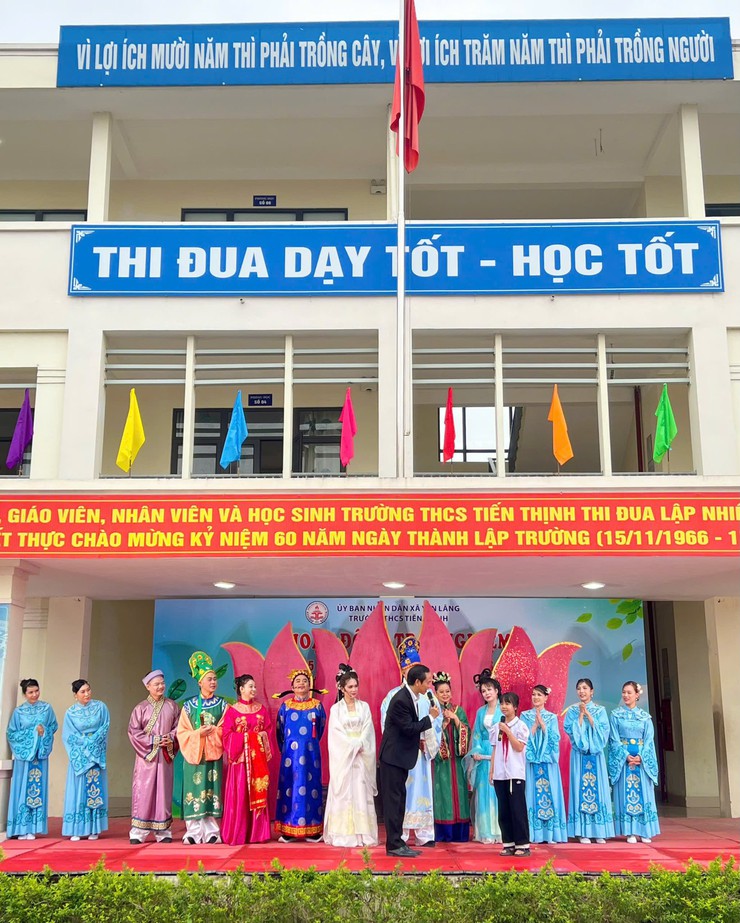 BIỂU DIỄN NGHỆ THUẬT CẢI LƯƠNG “TRUYỆN KIỀU” TẠI TRƯỜNG THCS PHẠM HỒNG THÁI VÀ TRƯỜNG THCS TIẾN THỊNH, XÃ YÊN LÃNG, THÀNH PHỐ HÀ NỘI- Ảnh 7.