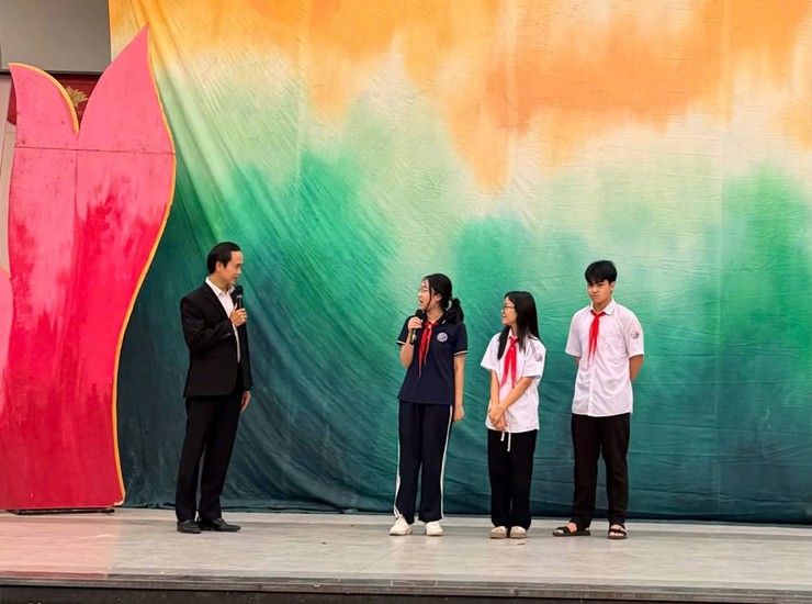 BIỂU DIỄN NGHỆ THUẬT CẢI LƯƠNG “TRUYỆN KIỀU” TẠI TRƯỜNG THCS PHẠM HỒNG THÁI VÀ TRƯỜNG THCS TIẾN THỊNH, XÃ YÊN LÃNG, THÀNH PHỐ HÀ NỘI- Ảnh 16.