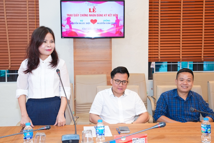 UBND xã Quốc Oai tổ chức Lễ trao Giấy chứng nhận kết hôn cho các cặp đôi- Ảnh 6.