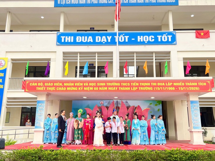 BIỂU DIỄN NGHỆ THUẬT CẢI LƯƠNG “TRUYỆN KIỀU” TẠI TRƯỜNG THCS PHẠM HỒNG THÁI VÀ TRƯỜNG THCS TIẾN THỊNH, XÃ YÊN LÃNG, THÀNH PHỐ HÀ NỘI- Ảnh 8.