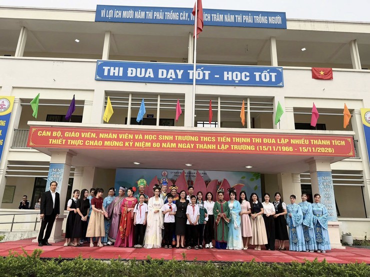 BIỂU DIỄN NGHỆ THUẬT CẢI LƯƠNG “TRUYỆN KIỀU” TẠI TRƯỜNG THCS PHẠM HỒNG THÁI VÀ TRƯỜNG THCS TIẾN THỊNH, XÃ YÊN LÃNG, THÀNH PHỐ HÀ NỘI- Ảnh 9.