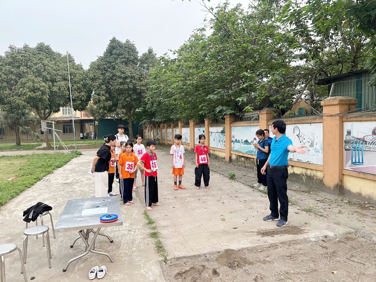 Học sinh phường Yên Nghĩa hào hứng tranh tài môn Điền kinh và Cờ vua- Ảnh 2.