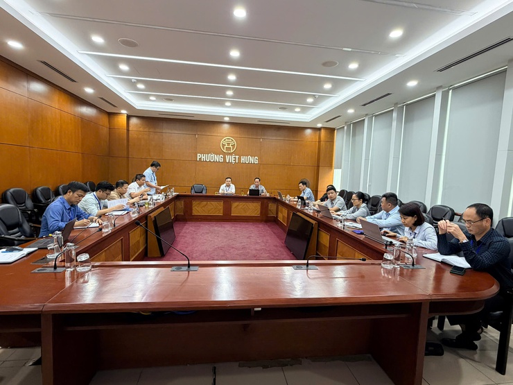 Giao ban công tác xử lý vi phạm đất đai, trật tự xây dựng
tại phường Việt Hưng
- Ảnh 1.