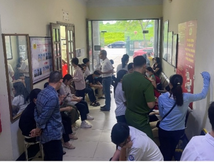 Công an phường Long Biên tạo thuận lợi cho học sinh làm thủ tục cấp căn cước, định danh điện tử- Ảnh 1.