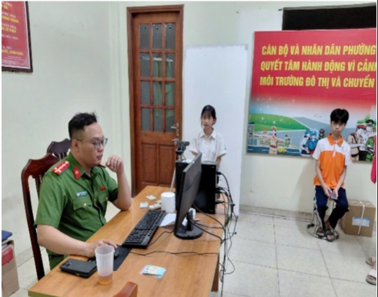 Công an phường Long Biên tạo thuận lợi cho học sinh làm thủ tục cấp căn cước, định danh điện tử- Ảnh 2.