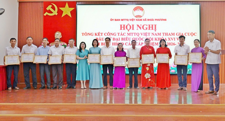 MTTQ xã Đoài Phương quán triệt Chỉ thị 09 của Ban Thường vụ Thành ủy; khen thưởng 38 tập thể, cá nhân có thành tích trong công tác bầu cử

- Ảnh 4.