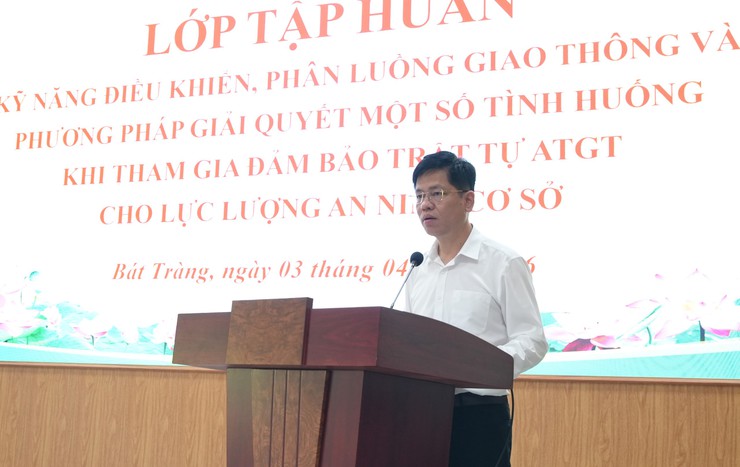 Công an xã Bát Tràng tập huấn kỹ năng điều khiển, phân luồng giao thông và xử lý tình huống trong bảo đảm trật tự, an toàn giao thông cho lực lượng tham gia bảo vệ ANTT ở cơ sở- Ảnh 4.