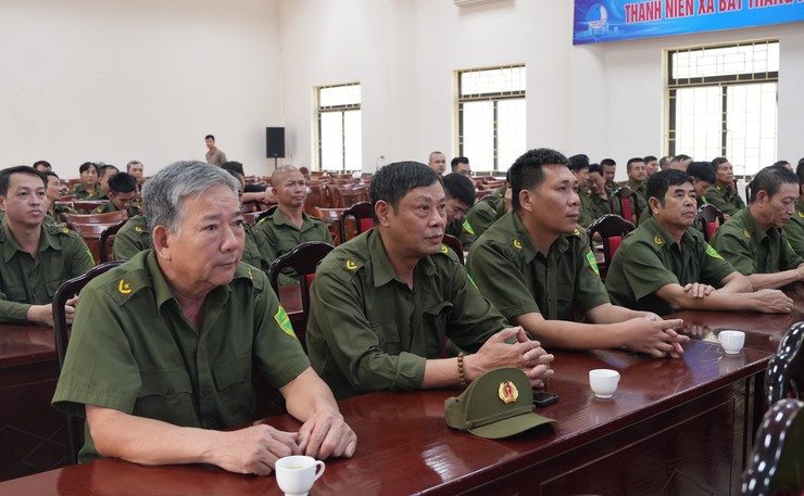 Công an xã Bát Tràng tập huấn kỹ năng điều khiển, phân luồng giao thông và xử lý tình huống trong bảo đảm trật tự, an toàn giao thông cho lực lượng tham gia bảo vệ ANTT ở cơ sở- Ảnh 2.