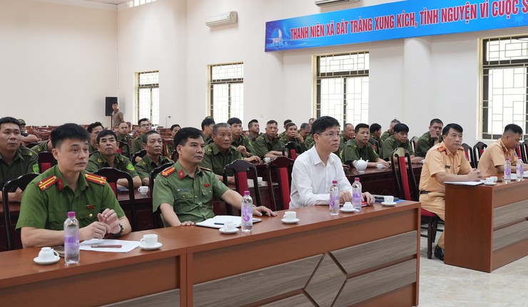 Công an xã Bát Tràng tập huấn kỹ năng điều khiển, phân luồng giao thông và xử lý tình huống trong bảo đảm trật tự, an toàn giao thông cho lực lượng tham gia bảo vệ ANTT ở cơ sở- Ảnh 1.