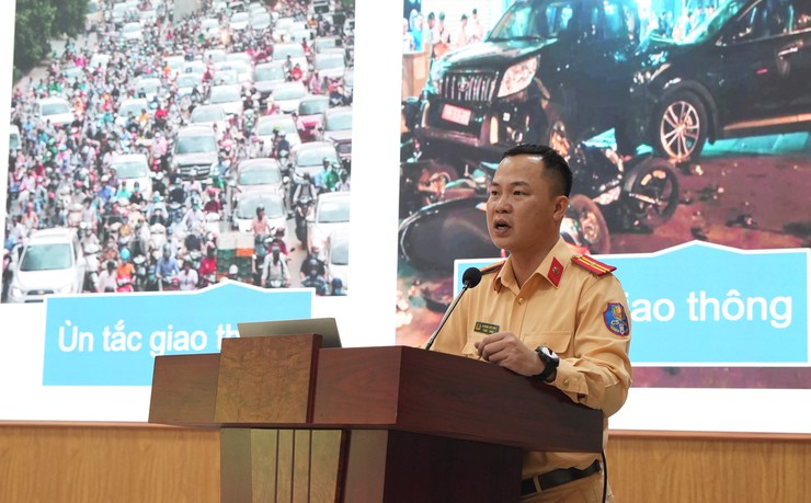 Công an xã Bát Tràng tập huấn kỹ năng điều khiển, phân luồng giao thông và xử lý tình huống trong bảo đảm trật tự, an toàn giao thông cho lực lượng tham gia bảo vệ ANTT ở cơ sở- Ảnh 3.