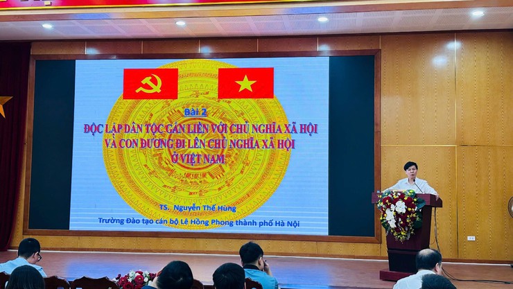 Khai giảng lớp bồi dưỡng lý luận chính trị dành cho đảng viên mới khóa II/2026 tại Trung tâm Chính trị phường Tây Hồ- Ảnh 3.