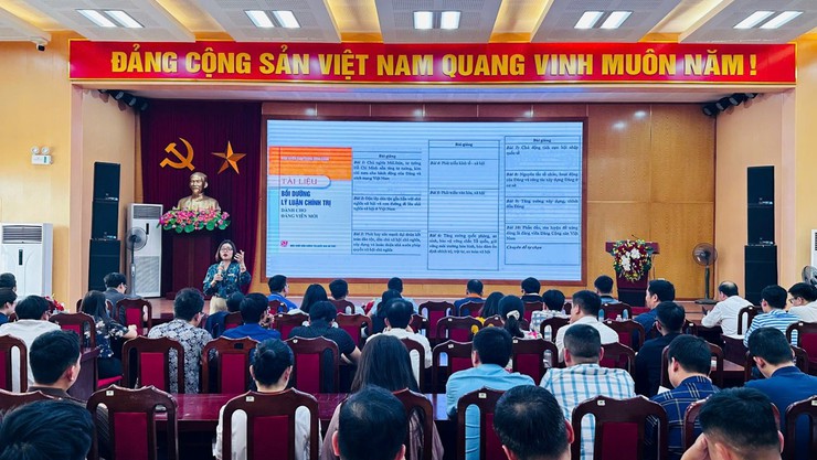 Khai giảng lớp bồi dưỡng lý luận chính trị dành cho đảng viên mới khóa II/2026 tại Trung tâm Chính trị phường Tây Hồ- Ảnh 4.