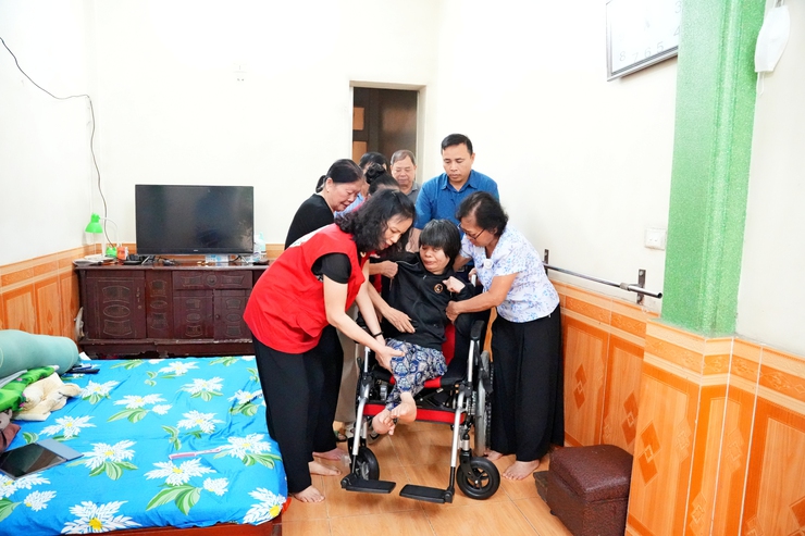 HỘI CHỮ THẬP ĐỎ PHƯỜNG SƠN TÂY TRAO XE LĂN CHO NGƯỜI KHUYẾT TẬT CÓ HOÀN CẢNH KHÓ KHĂN- Ảnh 2.