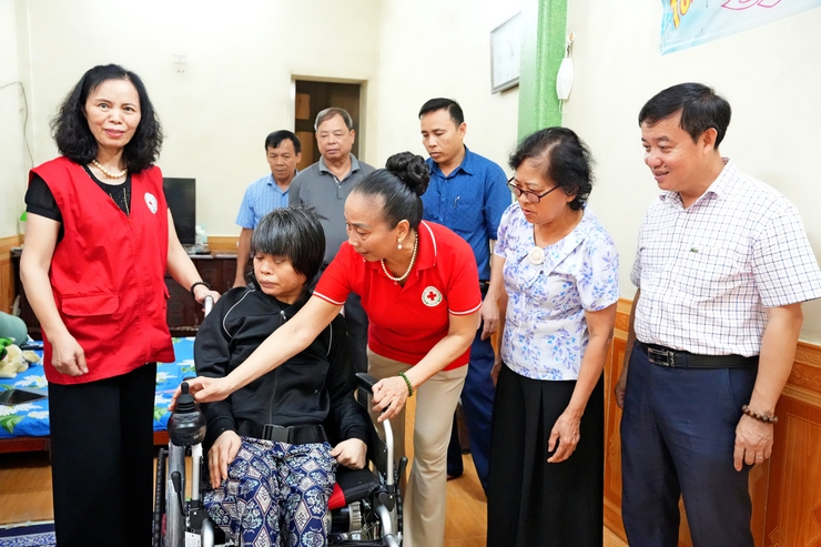 HỘI CHỮ THẬP ĐỎ PHƯỜNG SƠN TÂY TRAO XE LĂN CHO NGƯỜI KHUYẾT TẬT CÓ HOÀN CẢNH KHÓ KHĂN- Ảnh 1.