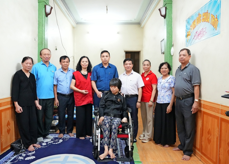 HỘI CHỮ THẬP ĐỎ PHƯỜNG SƠN TÂY TRAO XE LĂN CHO NGƯỜI KHUYẾT TẬT CÓ HOÀN CẢNH KHÓ KHĂN- Ảnh 3.