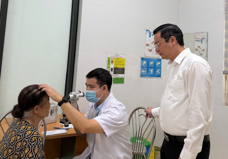 Lãnh đạo xã Tam Hưng dự, động viên Nhân dân tại chương trình khám mắt miễn phí hưởng ứng Ngày Sức khỏe toàn dân 7/4- Ảnh 1.