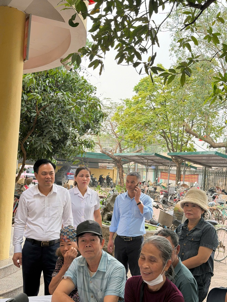 Lãnh đạo xã Tam Hưng dự, động viên Nhân dân tại chương trình khám mắt miễn phí hưởng ứng Ngày Sức khỏe toàn dân 7/4- Ảnh 2.