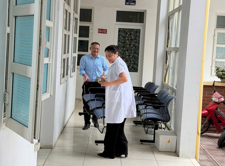 Lãnh đạo xã Tam Hưng dự, động viên Nhân dân tại chương trình khám mắt miễn phí hưởng ứng Ngày Sức khỏe toàn dân 7/4- Ảnh 4.