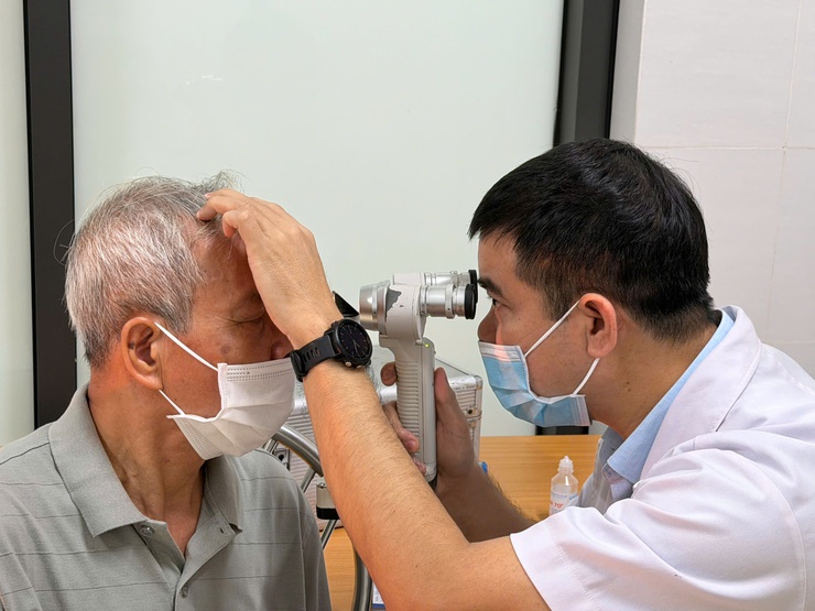 Lãnh đạo xã Tam Hưng dự, động viên Nhân dân tại chương trình khám mắt miễn phí hưởng ứng Ngày Sức khỏe toàn dân 7/4- Ảnh 5.