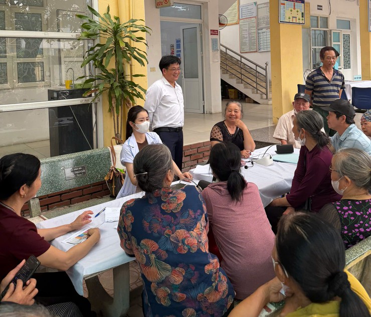 Lãnh đạo xã Tam Hưng dự, động viên Nhân dân tại chương trình khám mắt miễn phí hưởng ứng Ngày Sức khỏe toàn dân 7/4- Ảnh 3.