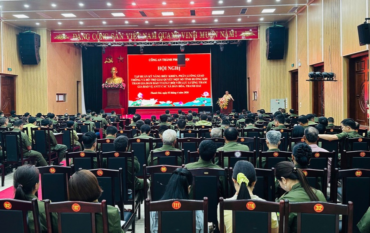 Tập huấn kỹ năng phân luồng giao thông cho lực lượng an ninh cơ sở xã Thanh Oai, Dân Hòa- Ảnh 1.